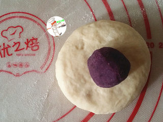 奶香小面包,取份小面团压扁，放上一个紫薯球，包圆