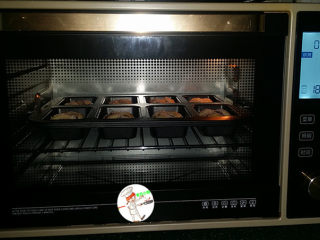 奶香小面包,送入预热好的烤箱中层：180度、上下火，烤16分钟左右