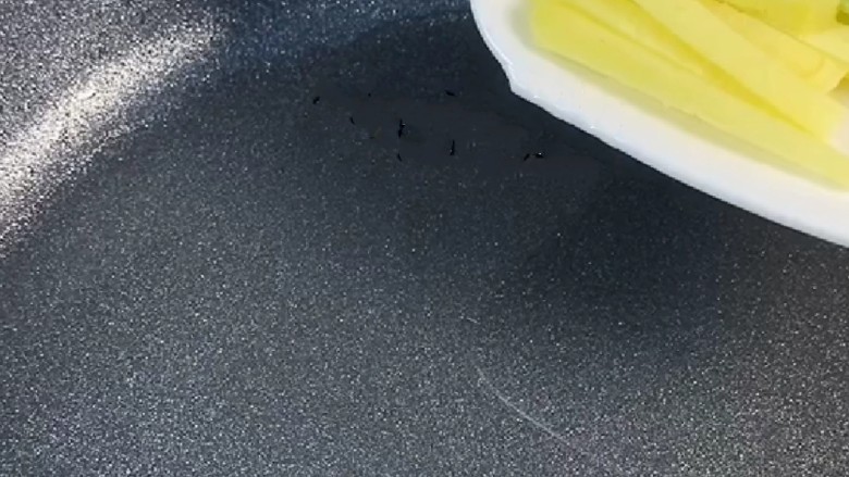 柠香鸡翅,锅中倒入葱姜丝操香。