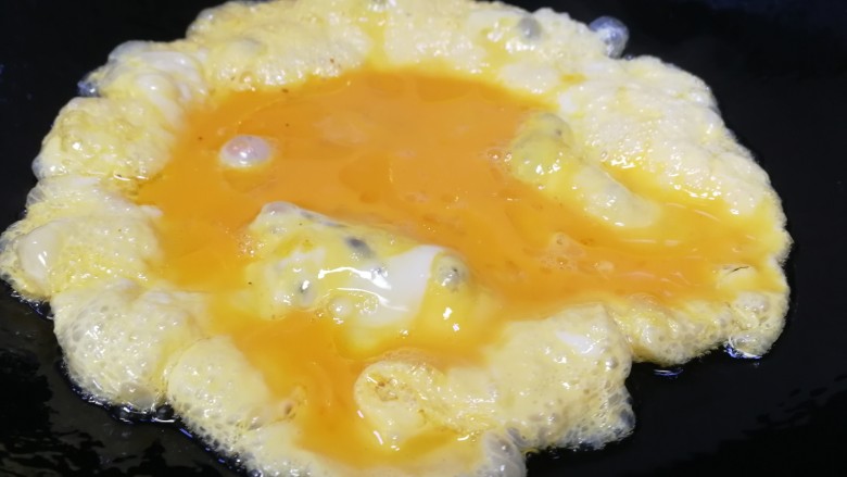荷兰豆炒鸡蛋,热锅凉油，油热倒入蛋液。