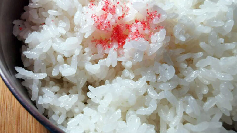 饭卷,米饭放至常温就可以加入樱花鱼肉松