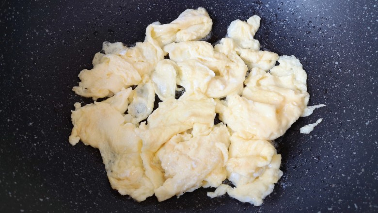荷兰豆炒鸡蛋,炒锅内倒适量的食用油烧热，倒入蛋液炒熟，盛出备用。
