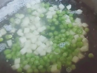 彩蔬火腿丁,倒入豌豆焯水。
