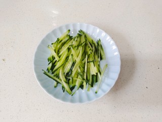 黄瓜拌面,小葱切葱花，蒜切末，香菜切碎