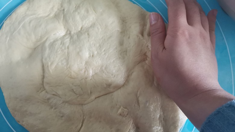 奶香小面包,取出来按压排气，不要揉，会把已经形成的面筋揉断
