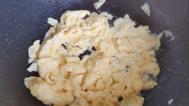 荷兰豆炒鸡蛋,翻炒至鸡蛋液凝固结块