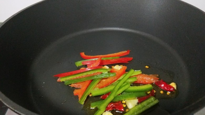 干煸黄豆芽,倒入青红椒炒均匀。