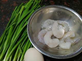 虾仁韭菜炒鸡蛋,准备材料