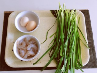 虾仁韭菜炒鸡蛋,食材准备好。