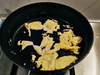 虾仁韭菜炒鸡蛋,起油锅放入食用油，油热后放入鸡蛋液翻炒成大块。
