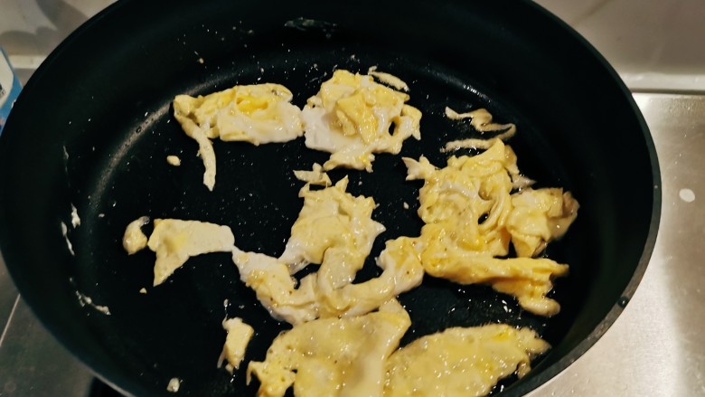 虾仁韭菜炒鸡蛋,起油锅放入食用油，油热后放入鸡蛋液翻炒成大块。