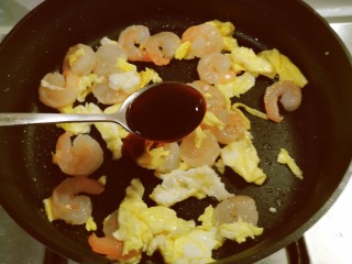 虾仁韭菜炒鸡蛋,放入蚝油。