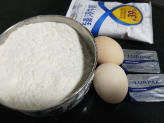 奶香小面包,准备500g面粉，两个鸡蛋，黄油两块，牛奶一袋
