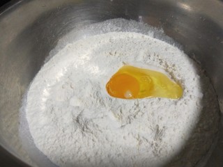 奶香小面包,面粉中打入两个鸡蛋