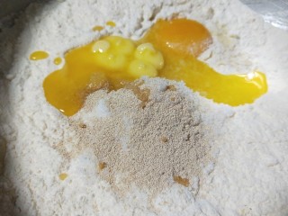奶香小面包,倒入黄油，酵母粉5g，白糖1勺