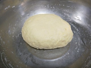 奶香小面包,揉成光滑的面团用温水醒发4个小时