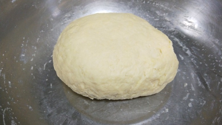 奶香小面包,揉成光滑的面团用温水醒发4个小时