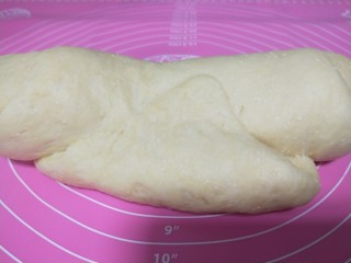 奶香小面包,取出面团二次揉面20分钟排气