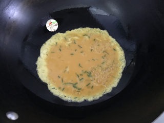 黄瓜拌面,锅中倒入食用油，烧热后盛出一半备用，然后再倒入鸡蛋液