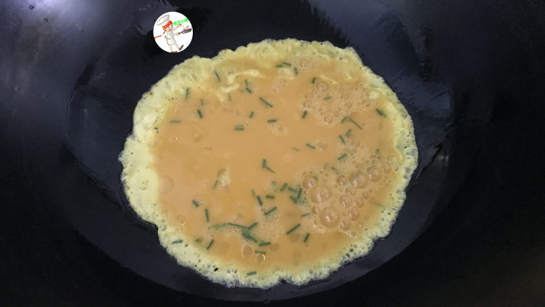 黄瓜拌面,锅中倒入食用油，烧热后盛出一半备用，然后再倒入鸡蛋液