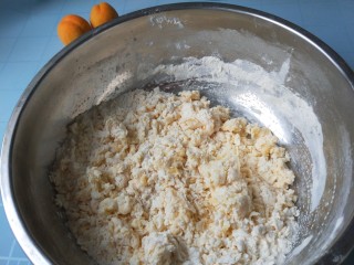 奶香小面包,搅拌均匀合成面团。