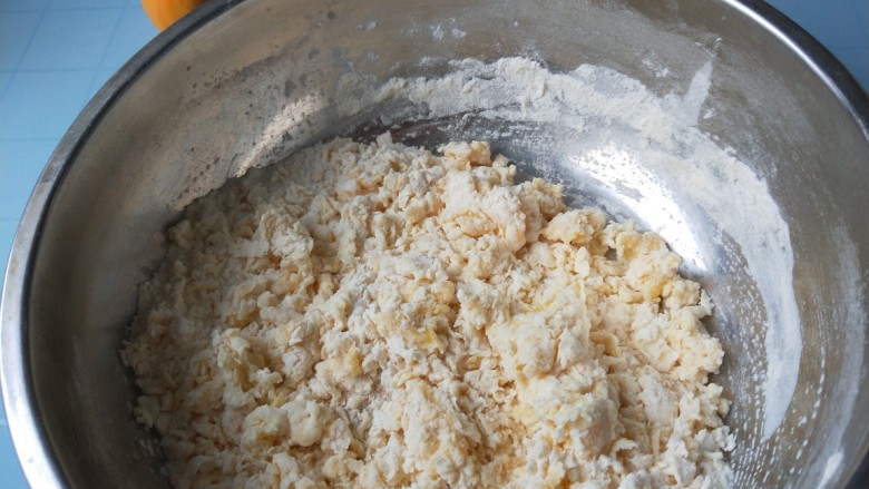 奶香小面包,搅拌均匀合成面团。