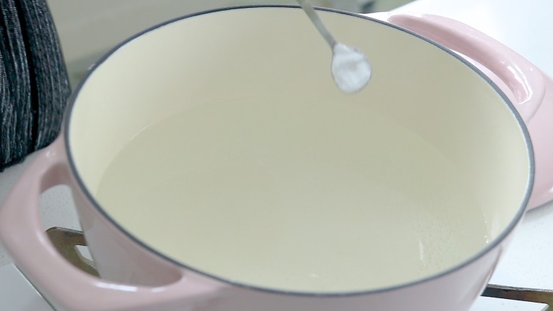 柠檬酸辣凉粉,加入一勺碱面，搅拌一下，碱面可以增加淀粉的韧性和透明度