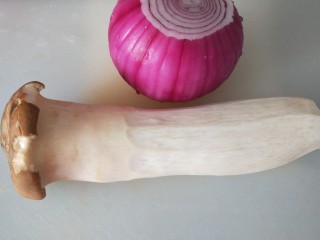 彩蔬火腿丁,在准备杏鲍菇，洋葱