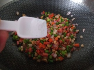 彩蔬火腿丁,再加入少许盐
