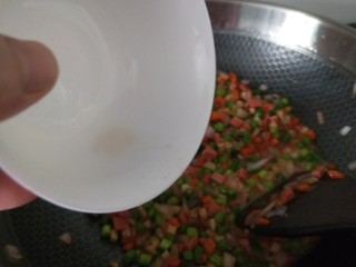 彩蔬火腿丁,出锅前加入水淀粉翻炒几下即可出锅