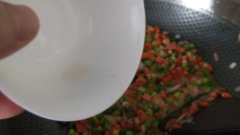 彩蔬火腿丁,出锅前加入水淀粉翻炒几下即可出锅