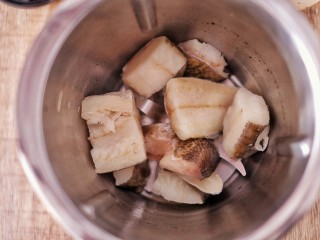 自制烤鱼片，营养美味又健康,2、将鳕鱼放入破壁机中。