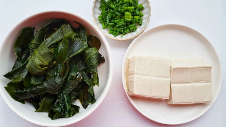 海带豆腐汤,准备好所有食材。