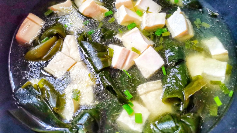 海带豆腐汤,再次煮开撒葱花。