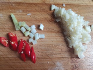 蒜香茄条,蒜切成蒜末，小米椒切片，葱白切粒