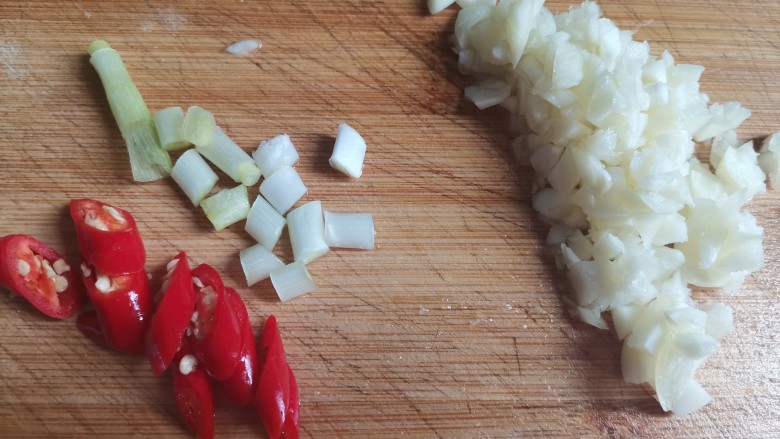 蒜香茄条,蒜切成蒜末，小米椒切片，葱白切粒