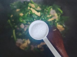 虾仁韭菜炒鸡蛋,加一小勺细盐