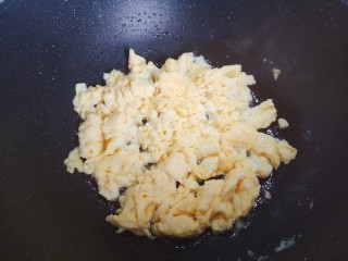 虾仁韭菜炒鸡蛋,起油锅，油热后下鸡蛋液，翻炒至鸡蛋液凝固结块