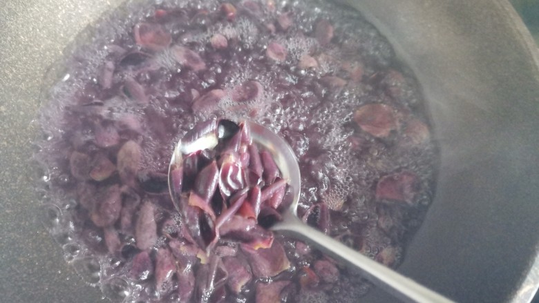 葡萄果冻,煮至水变色后，然后捞出葡萄皮