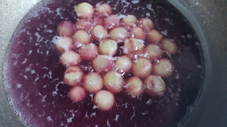 葡萄果冻,开后立即关火倒入葡萄搅拌均匀