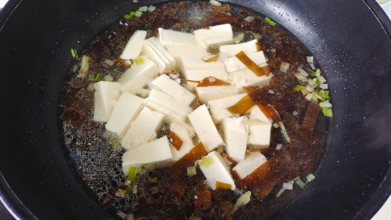 海带豆腐汤,加入内酯豆腐继续煮2分钟
