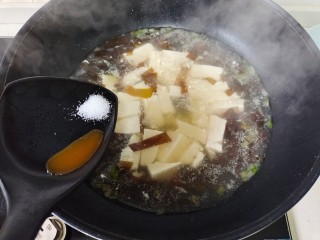 海带豆腐汤,加入适量盐调味，加入鲜鸡汁提鲜搅拌均匀。喜欢香菜的还可以加些香菜碎