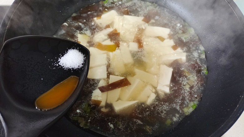 海带豆腐汤,加入适量盐调味，加入鲜鸡汁提鲜搅拌均匀。喜欢香菜的还可以加些香菜碎