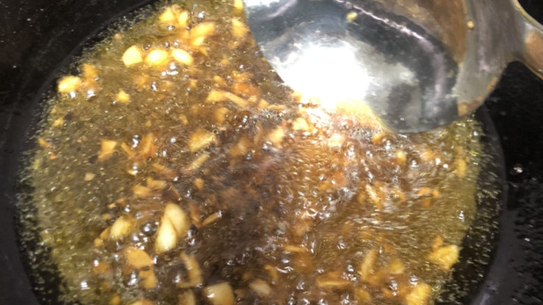 上汤西兰花,热锅冷油下蒜泥煸香，倒入调好的料汁煮开。