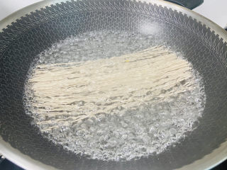 黄瓜拌面,锅中加入适量清水大火烧开，放入荞麦面
