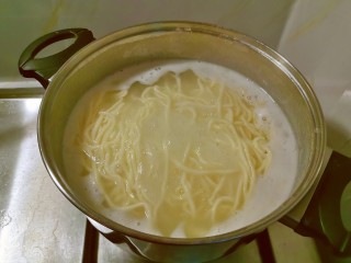 黄瓜拌面,汤锅烧开水，放入面条。