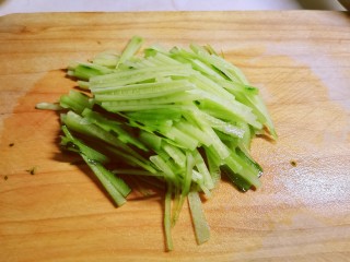 黄瓜拌面,切成丝备用。