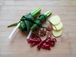 山药炖排骨,小葱打成结，生姜切成片，干红辣椒掰成两半，准备好八角和桂皮。 