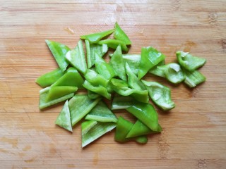 山药炖排骨,青椒去籽洗干净切成小块。 