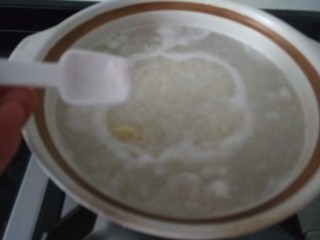 生滚鱼片粥,先熬大米粥，加入姜丝，盐。